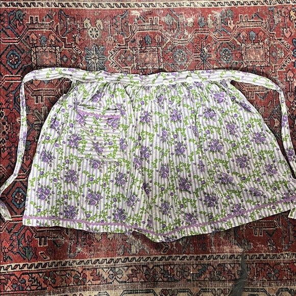 Vintage Purple Roses Apron 🌹 - Picture 3 of 5